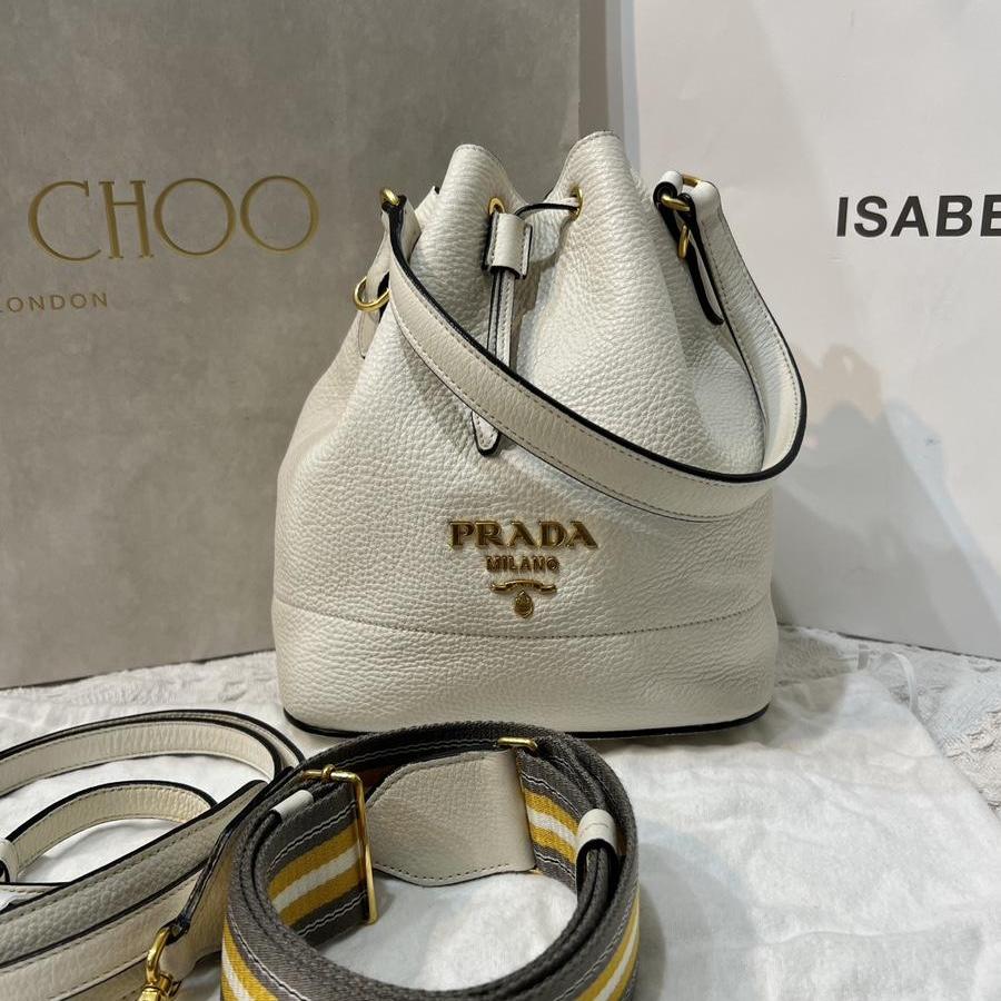 프라다 다이노 가죽버킷백