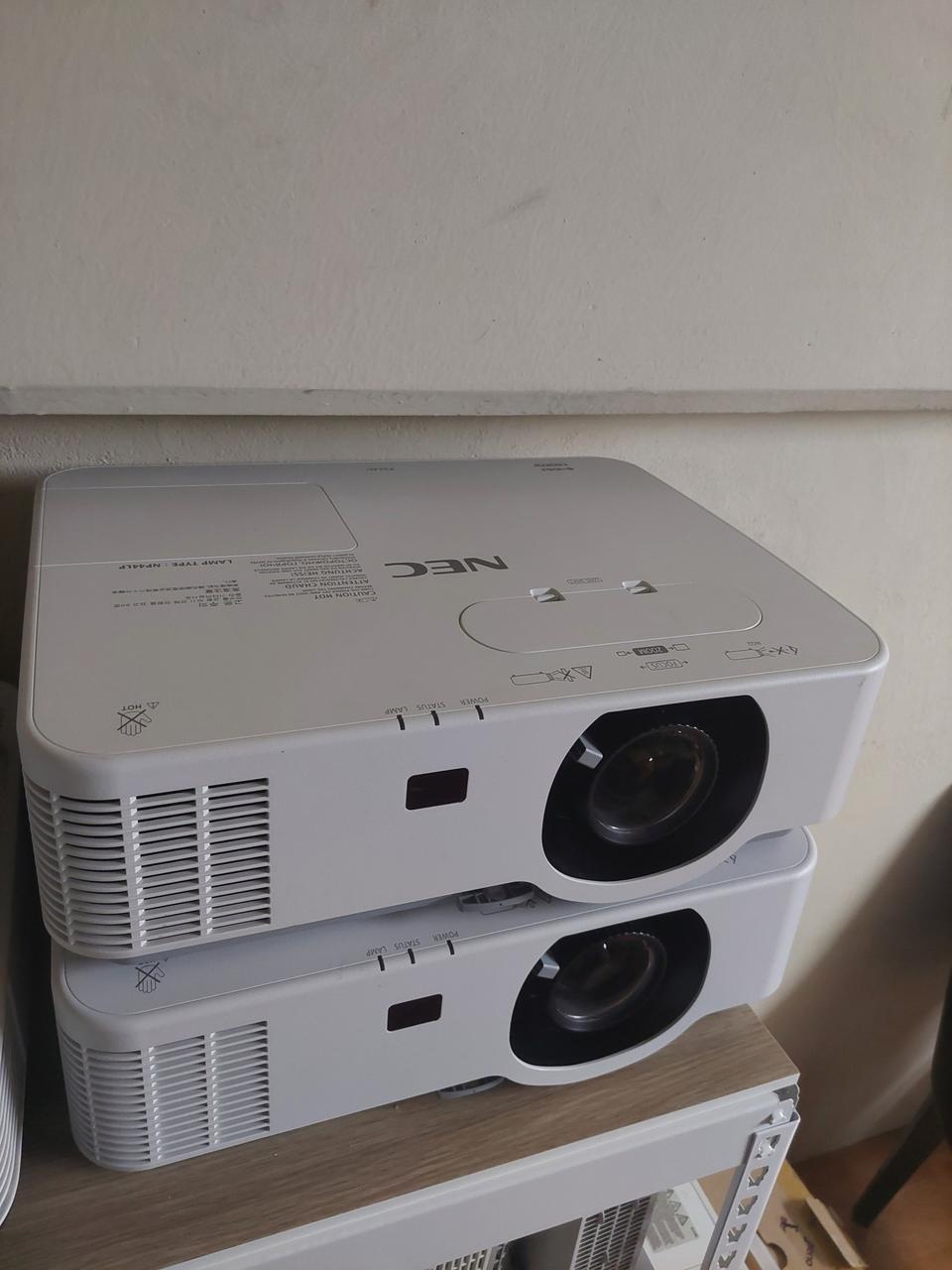 NEC 5300안시.WUXGA급 프로젝터 신품급 판매합니다.