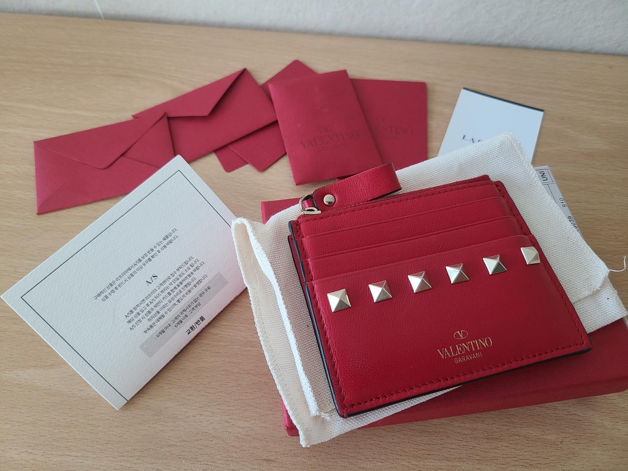 발렌티노 락스터드 지퍼 카드지갑 라프리마