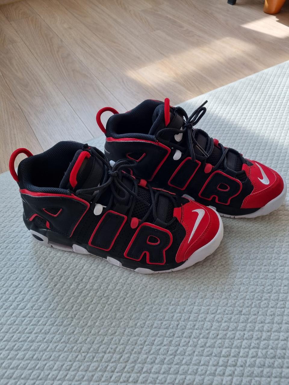 나이키 에어모어 엄템포 검빨 250사이즈 (상태최상)