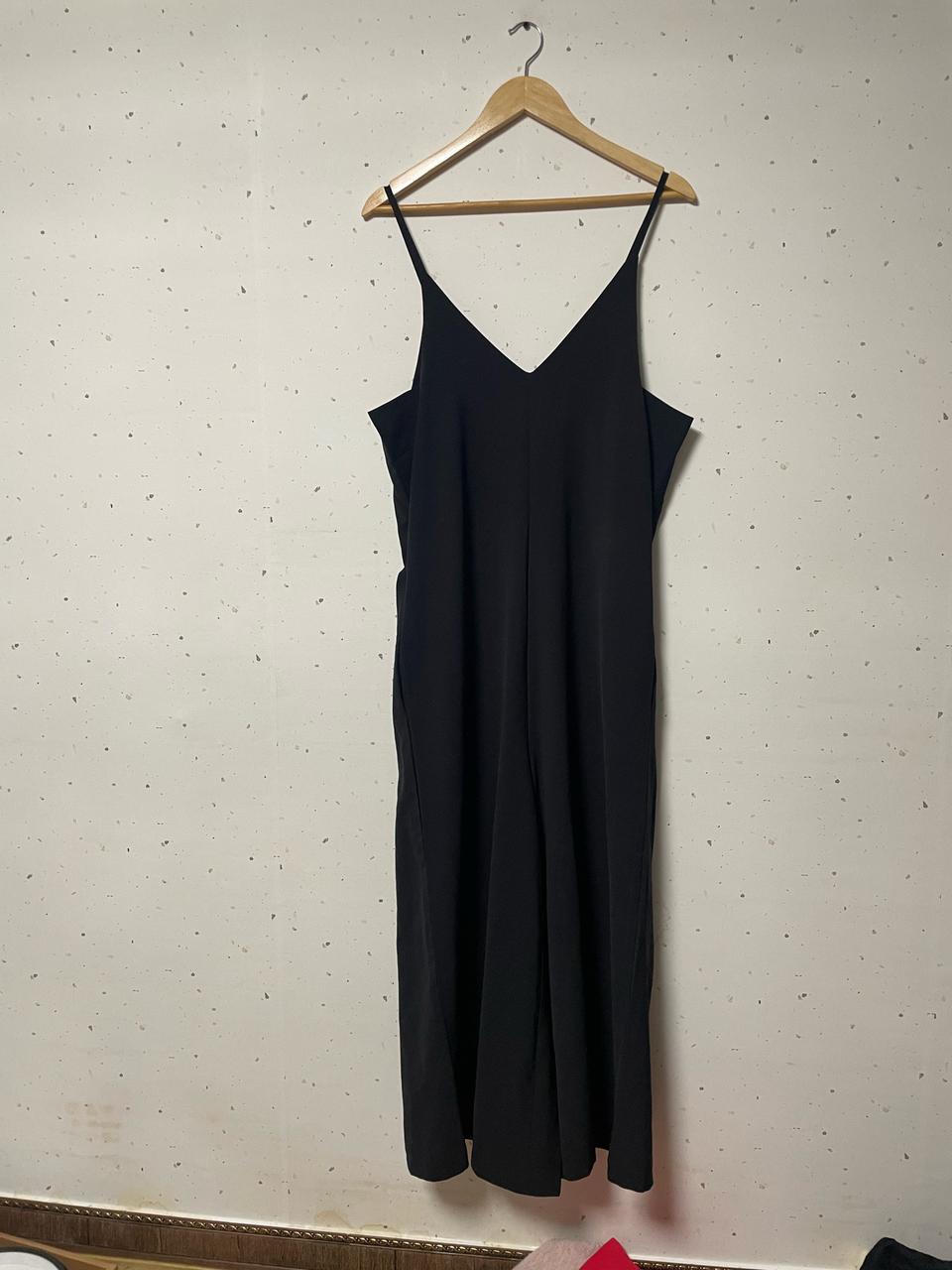 브이넥 점프수트