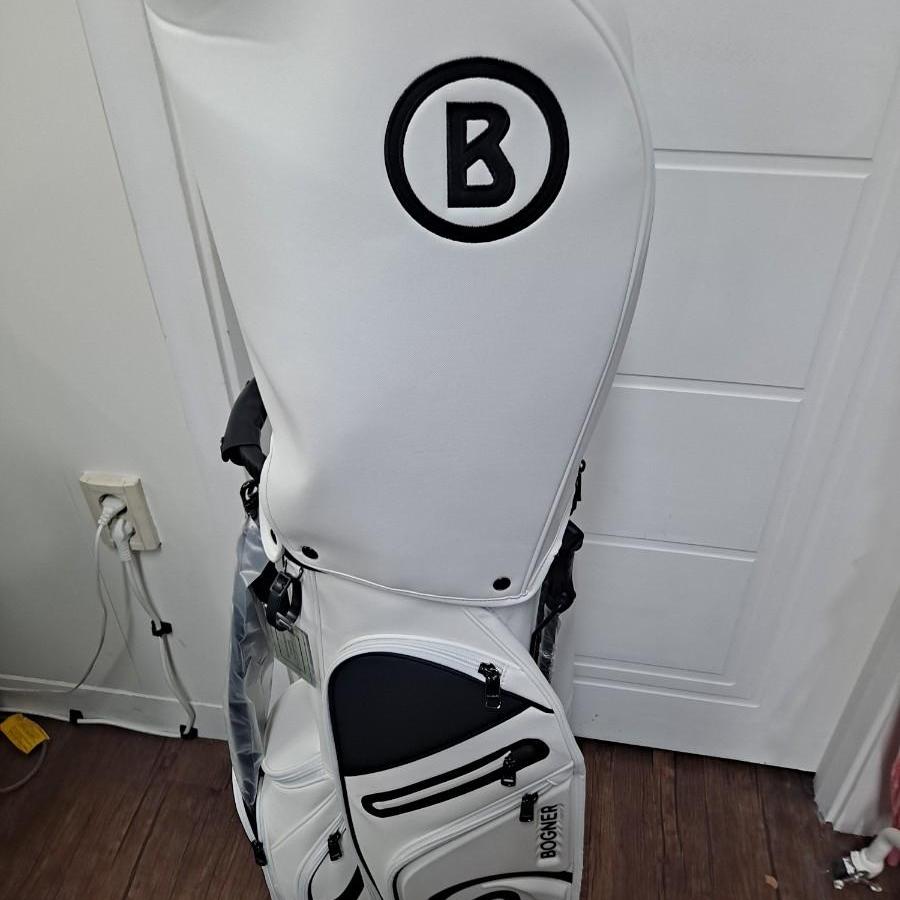 2023년 모델 보그너 정품 미사용 스텐드백 화이트캐디백 저렴판매합니다