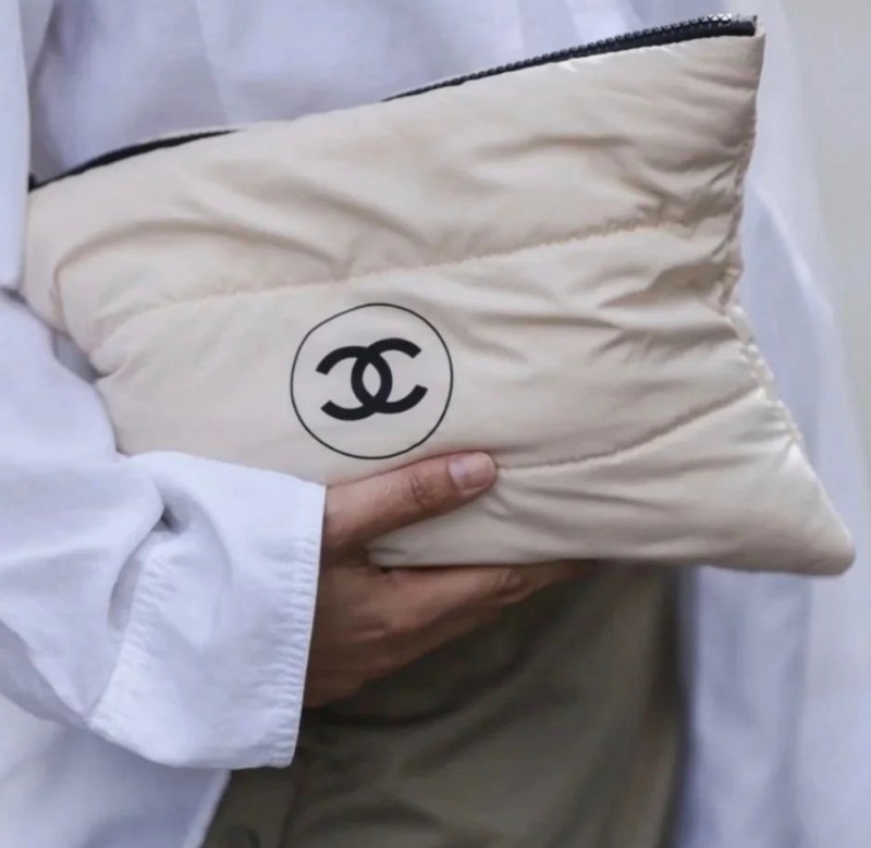 샤넬2023 르베이지 홀리데이 파우치백 블랙