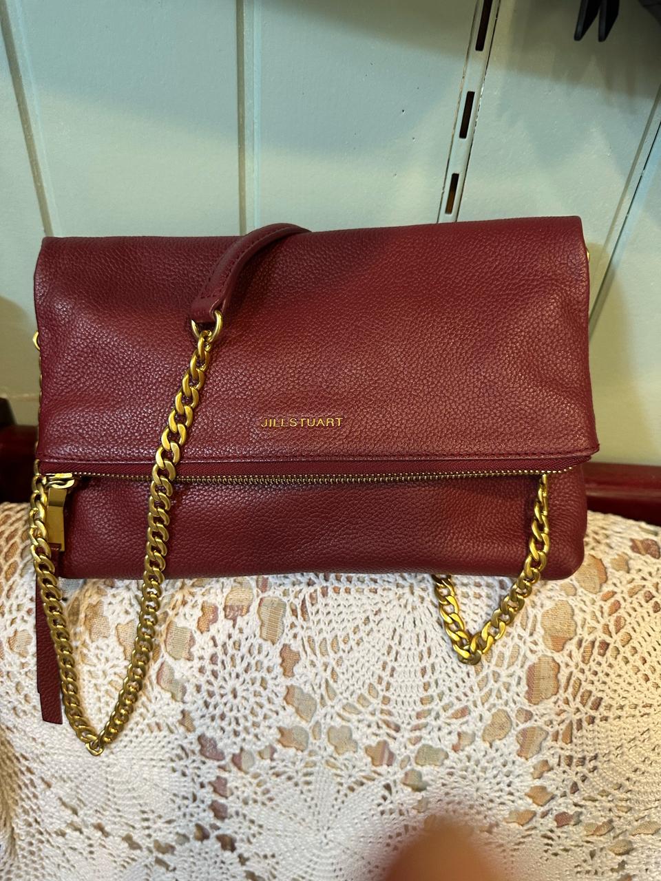 질스튜어트 버건디색상 가죽.미니크로스백