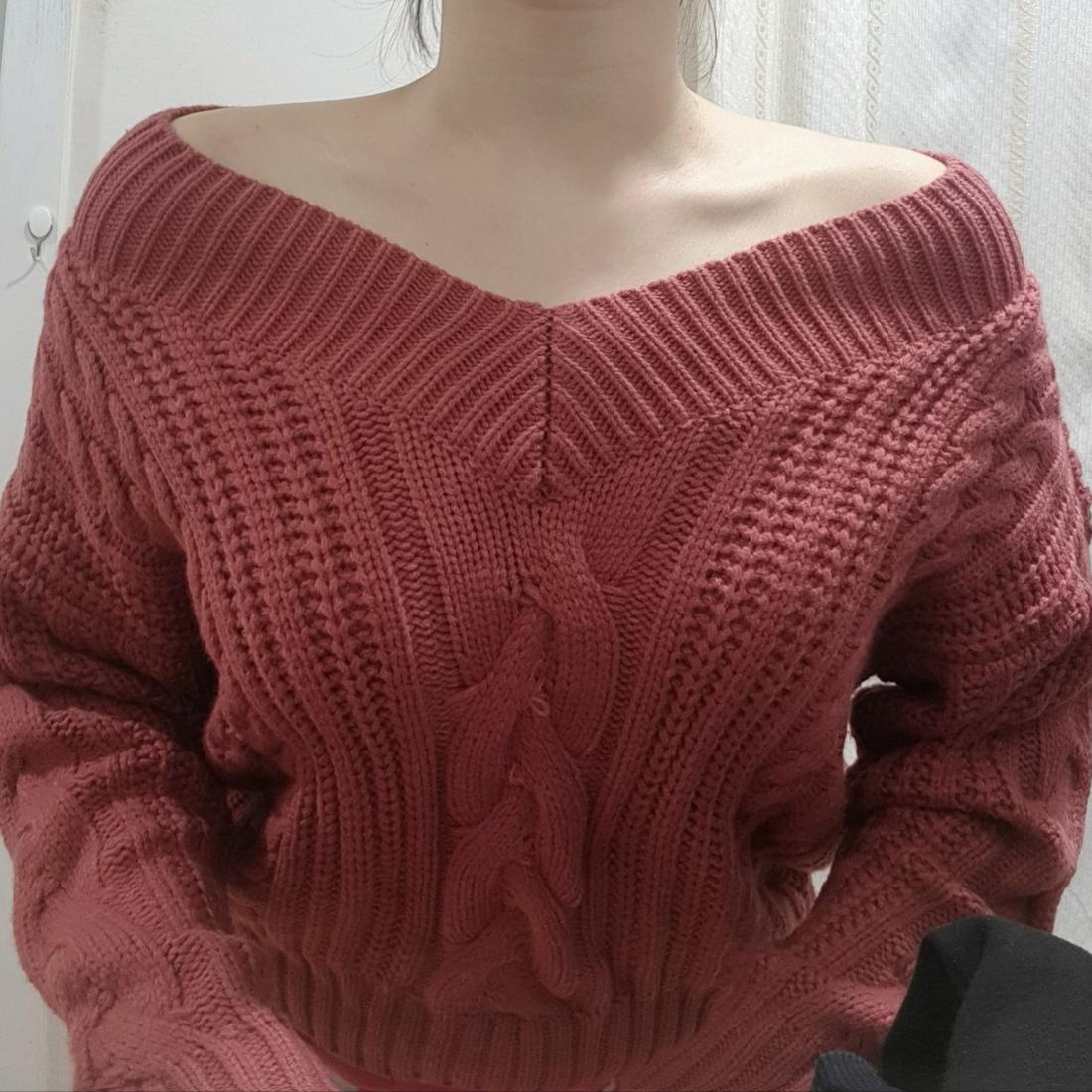 딥브이넥 굵은짜임 꽈배기 니트