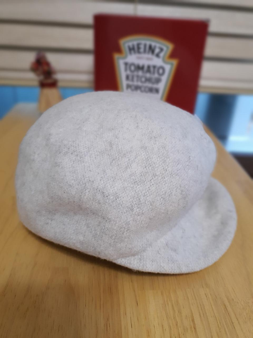 챙이 짧고 챙을 접을 수 있는 귀여운 모자