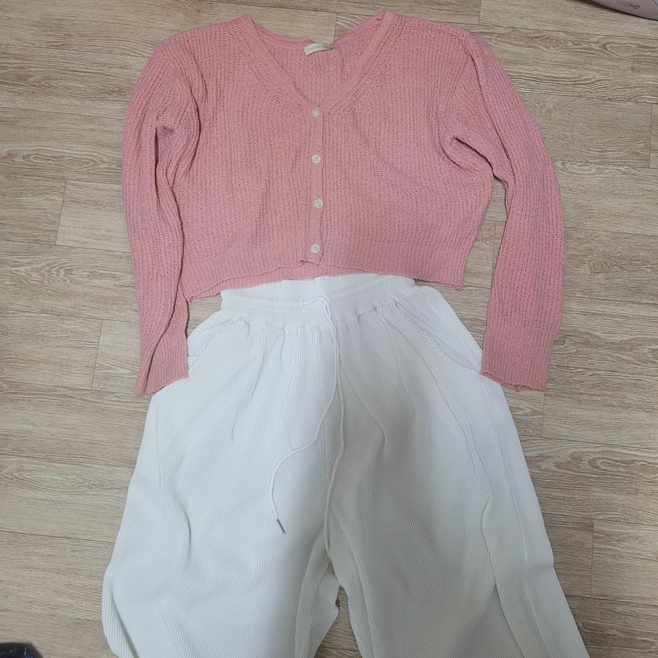 가디건,흰색 와이드 추리닝..?