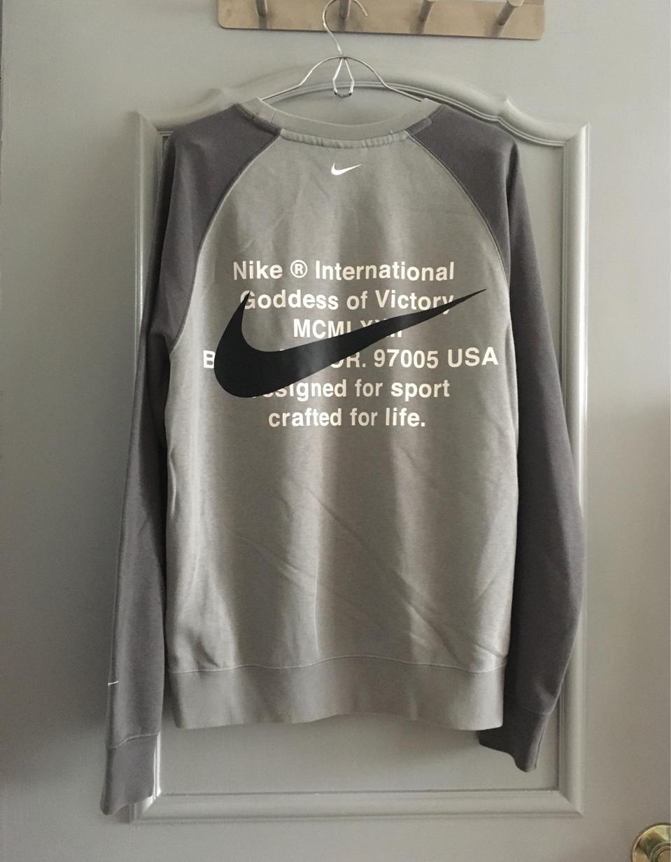 나이키 스우시 퓨추라 크루 탑 s