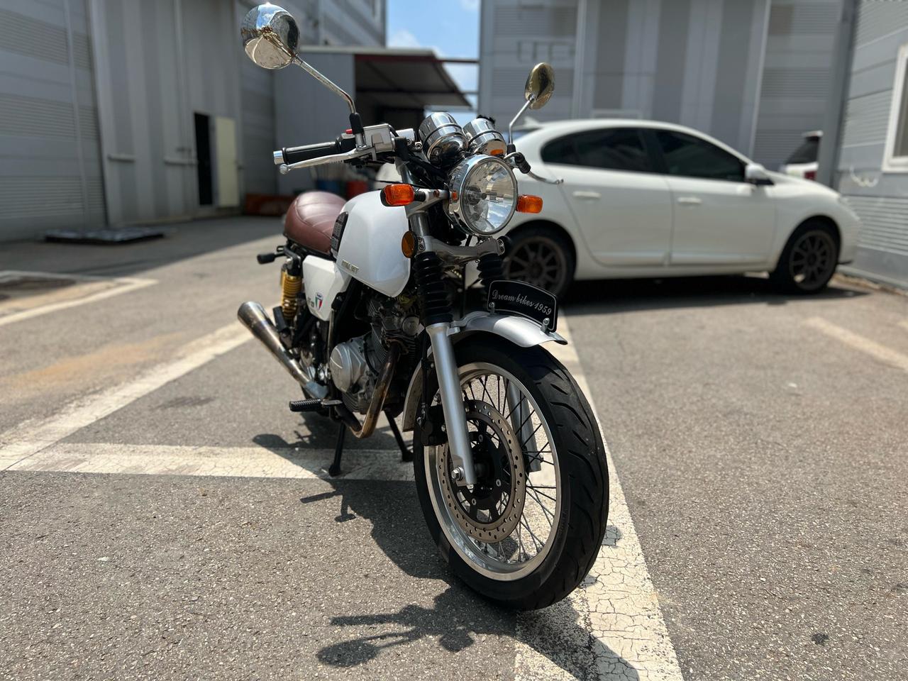 17년식 이탈젯 그리폰125 1만km 흰색 판매