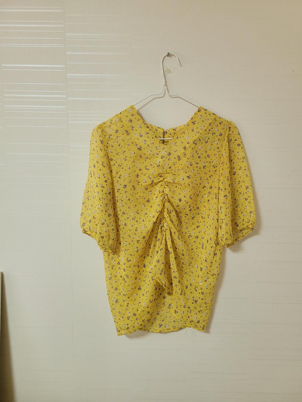 옐로우 셔링 블라우스