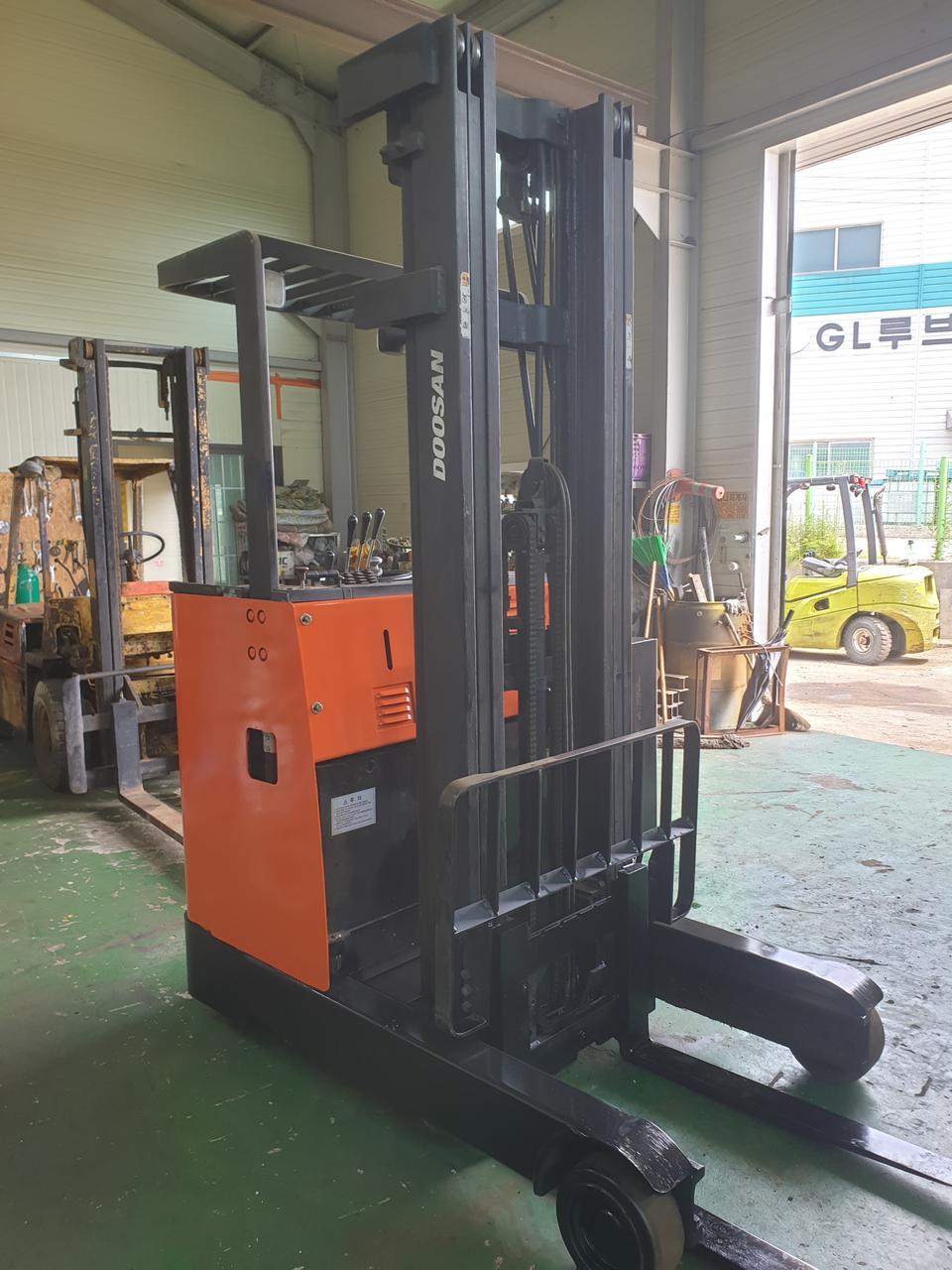 두산 1.8톤 3단 전동 입식 지게차 판매합니다