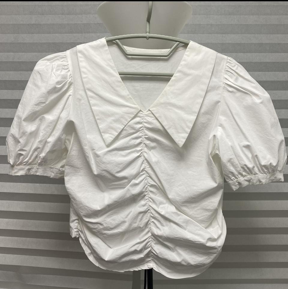 카라 퍼프 크롭 블라우스