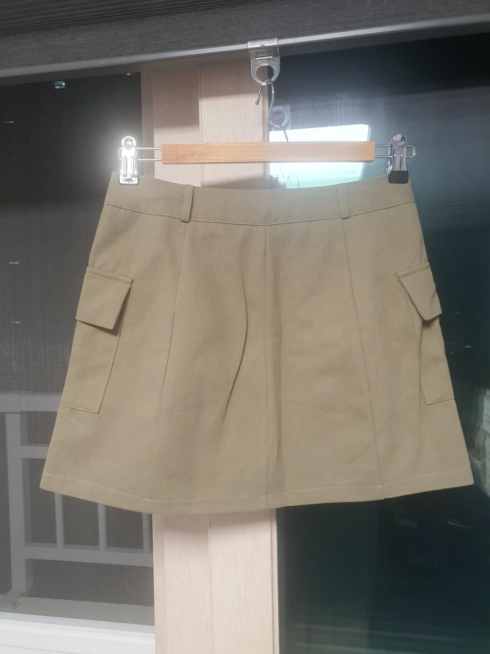 카키색 스커트