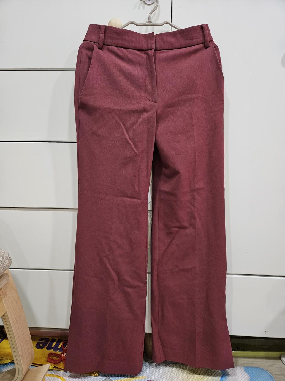 한섬 SJSJ 버건디색 바지