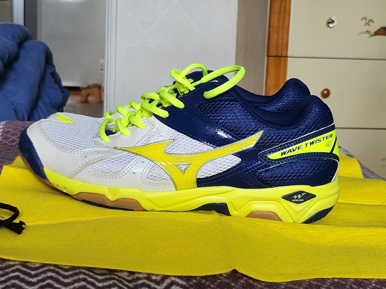 미즈노 배드민턴 탁구화 입니다