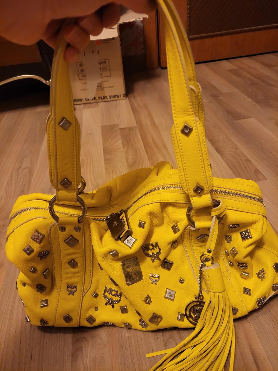 (오늘만이가격)MCM 옐로우 통가죽 스터드 토트백