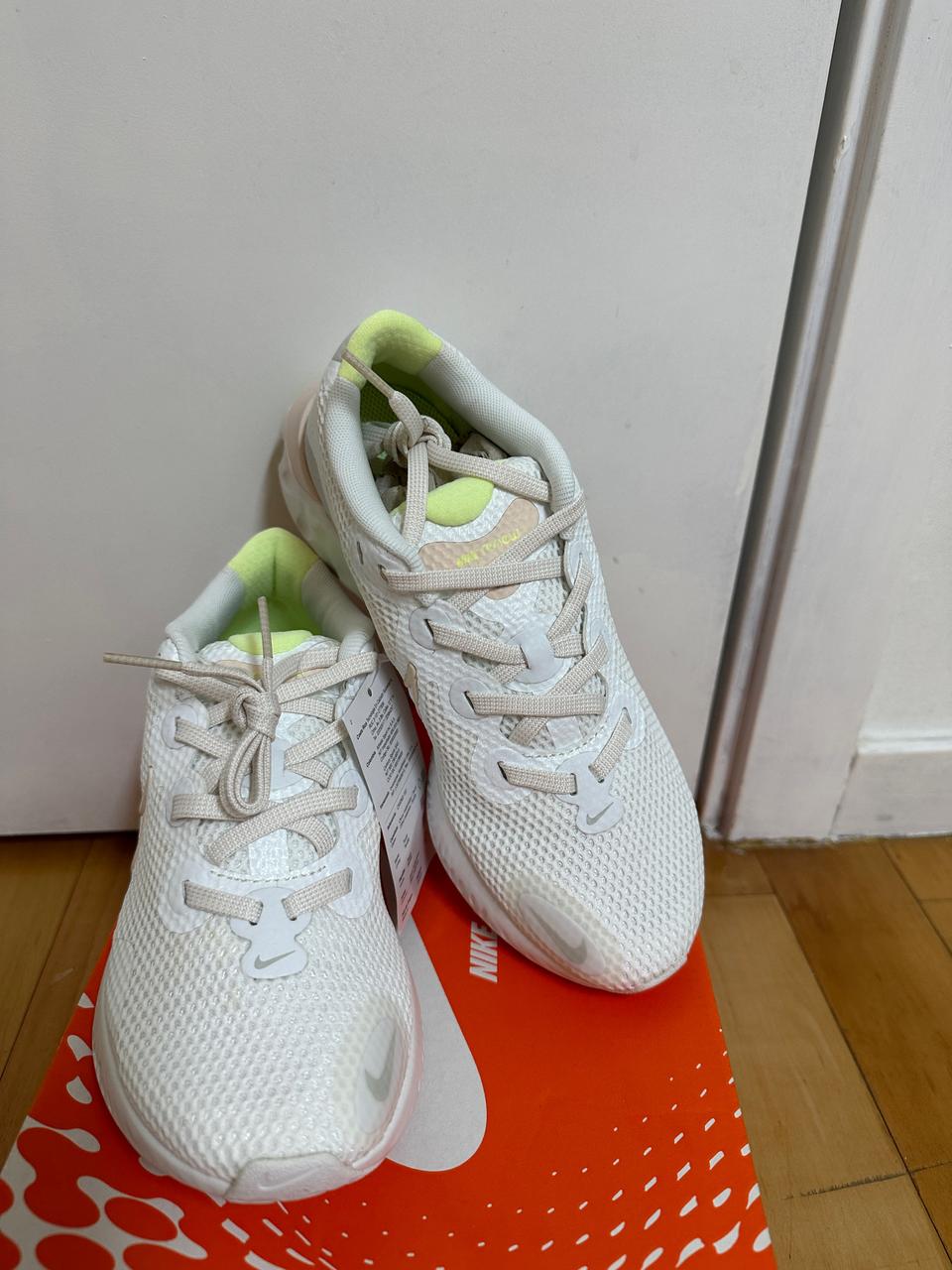 [새상품] 나이키 우먼스 리뉴 런 런닝화 245 화이트 핑크 CK6360