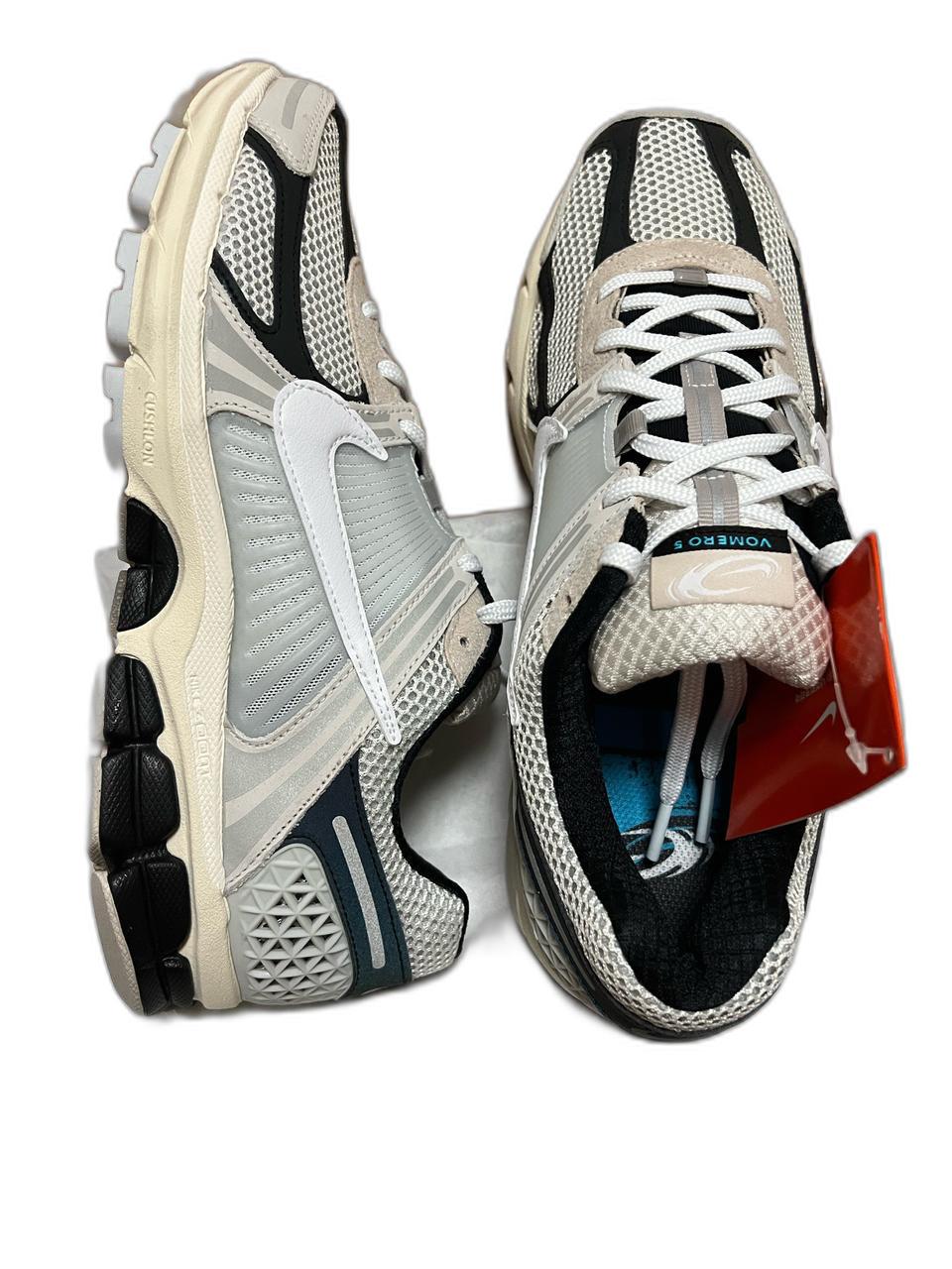 [새제품]나이키 줌보메로5 프리미엄