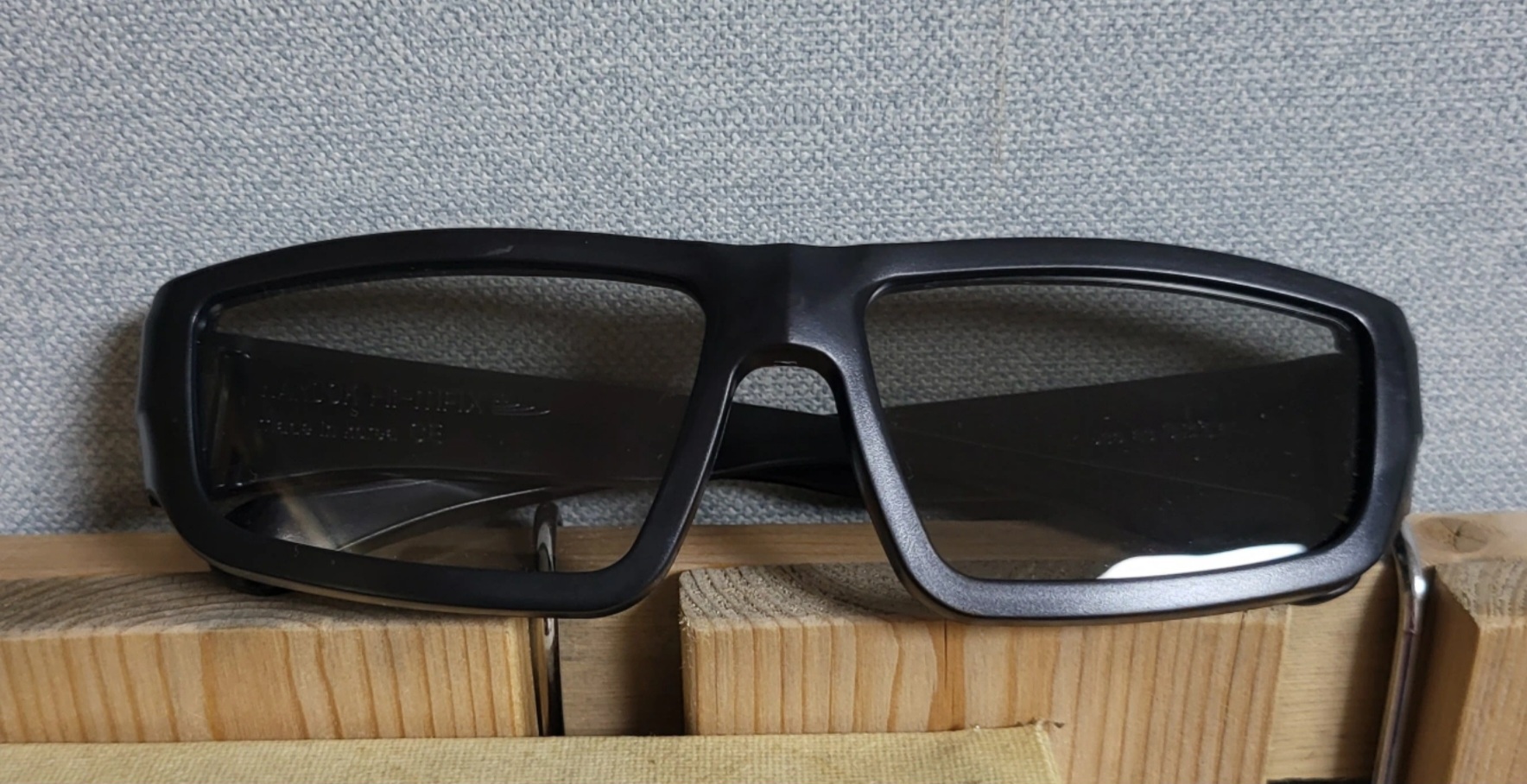 썬글형 보안경 새제품입니다.렌즈는 얇은 플라스틱 재질로 되어 있습니다.