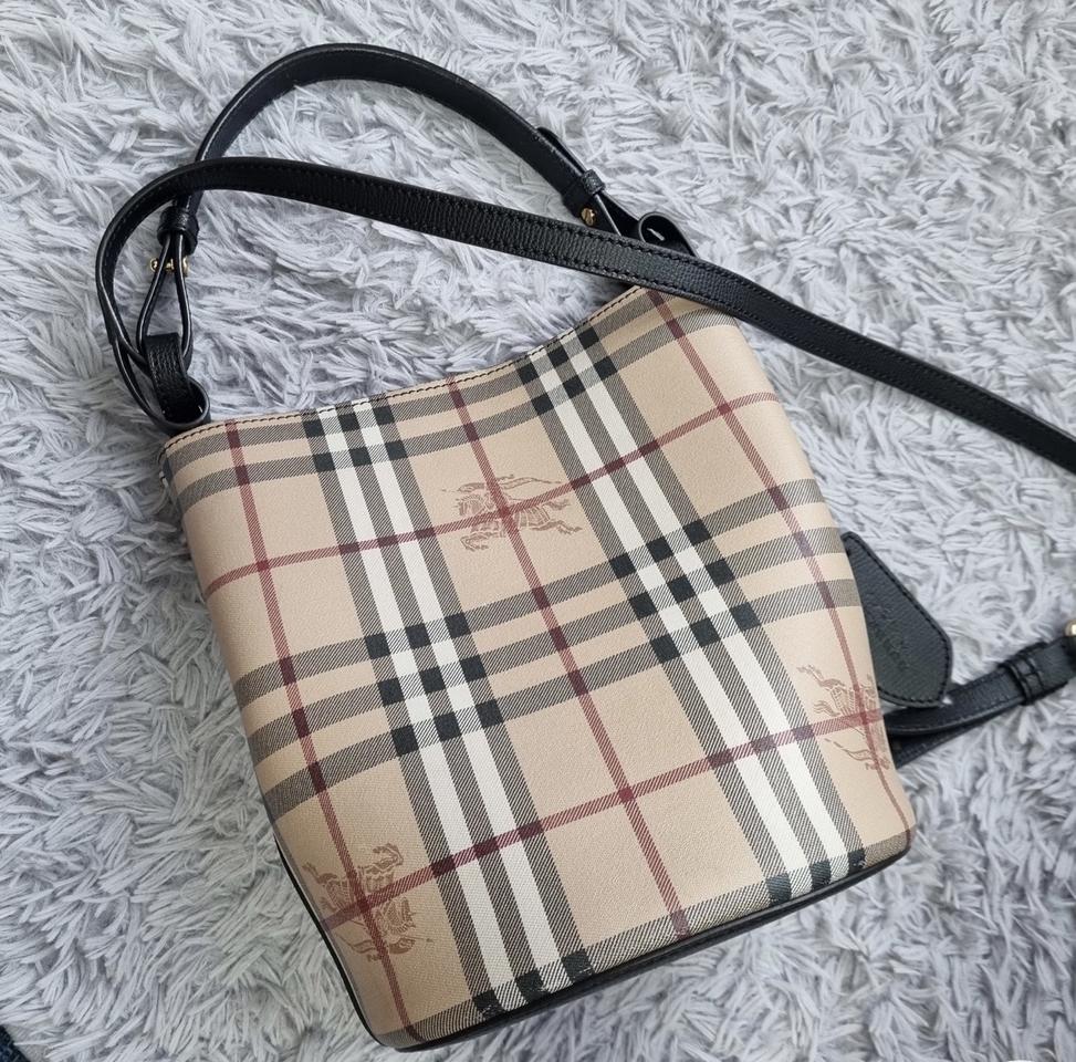 버버리 헤이마켓 체크 론 스몰 버킷백 블랙 (택포)