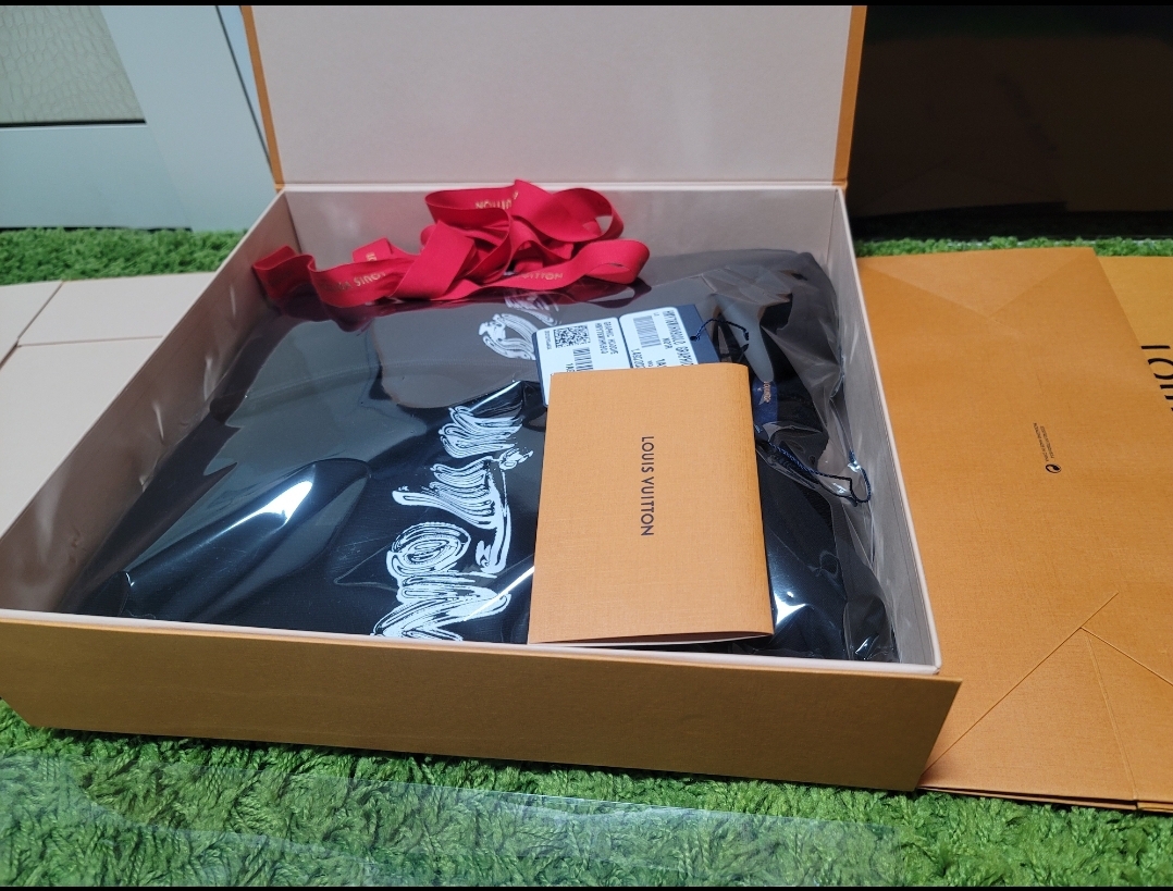 루이비통 그래픽 후드티