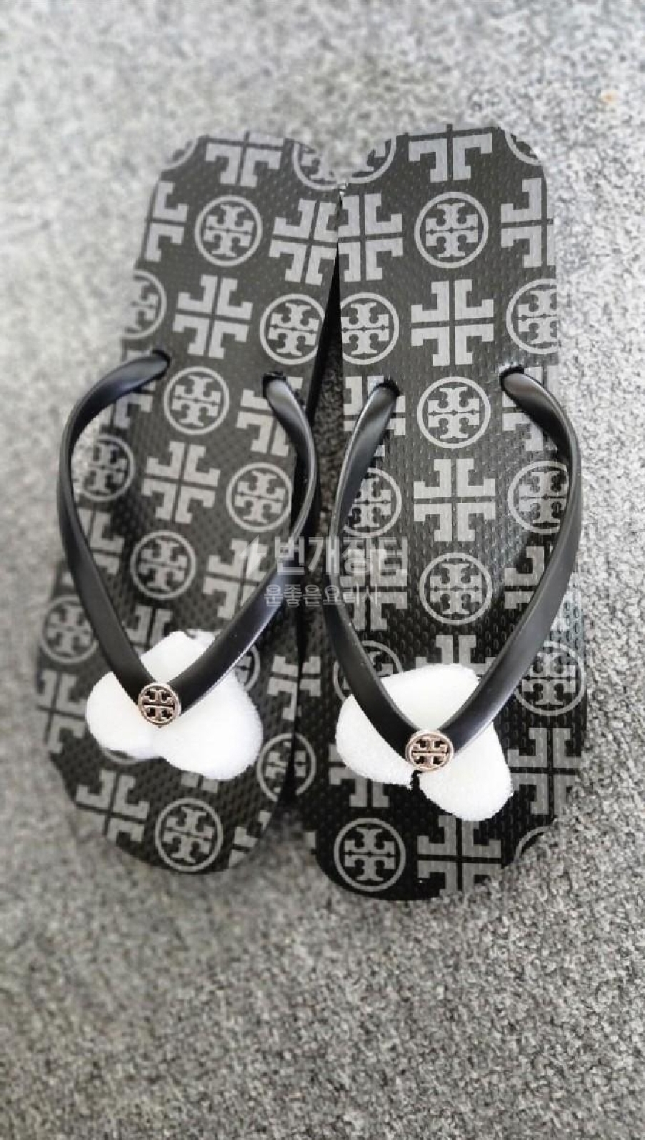 토리버치 워지 플립플랍샌들 7호 235사이즈 쪼리 슬리퍼 정품 미사용