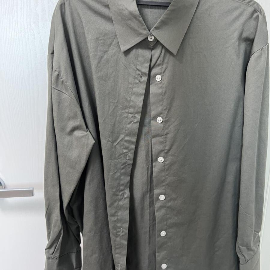 카키색 셔츠