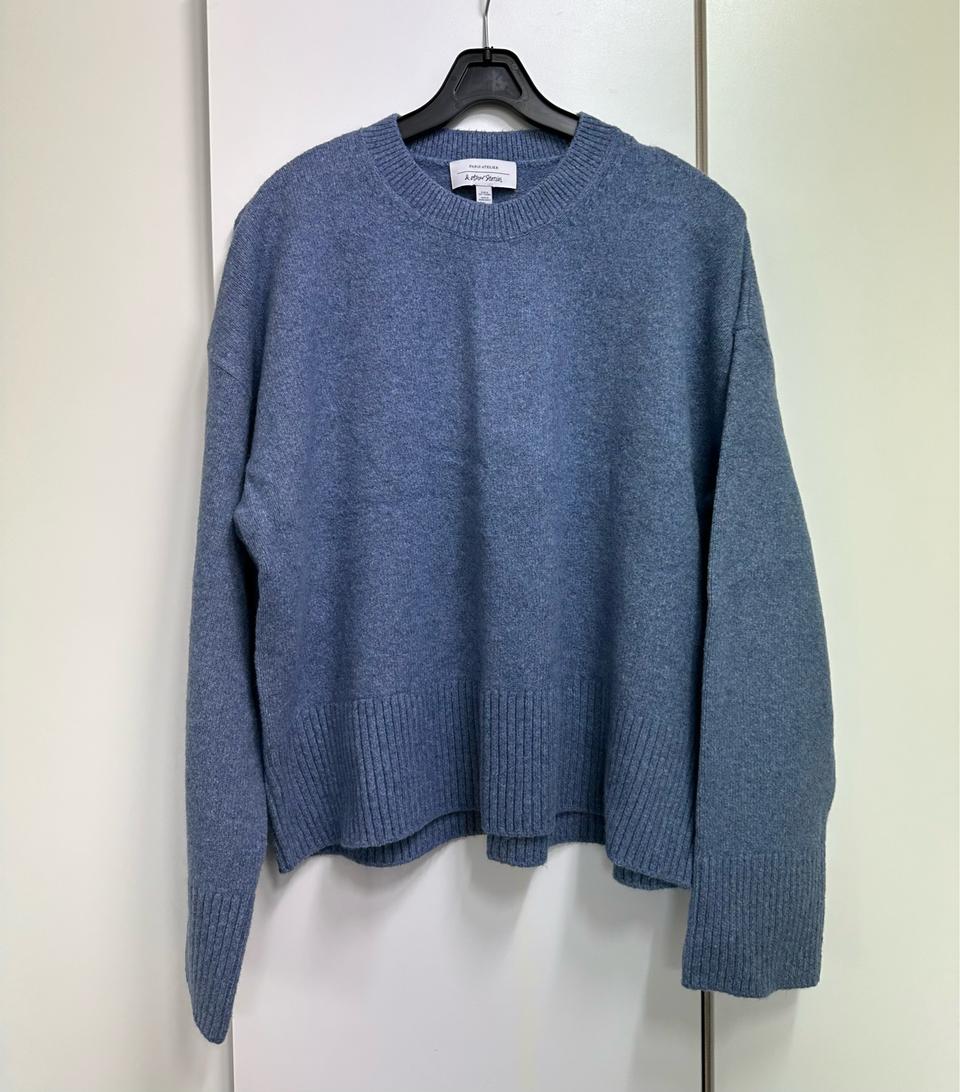 앤아더스토리즈 블루 라운드넥 스웨터 size.M (반택포)