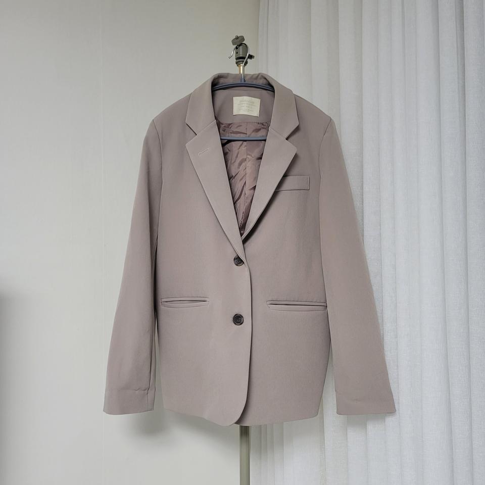 연하고 어두운 베이지 자켓 free(~66)