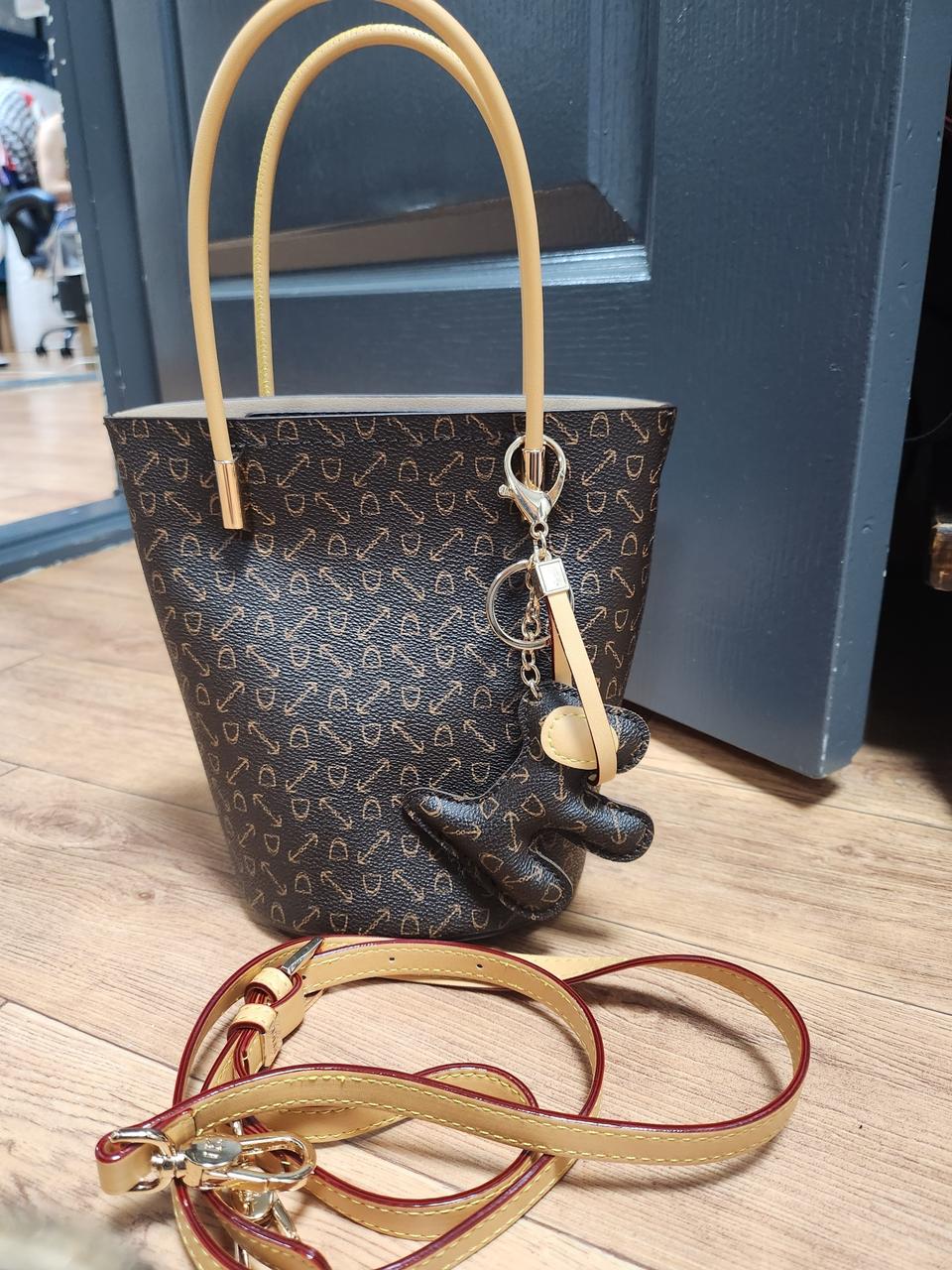 토드백  ...(크로스 끈 포함)  ..새제품