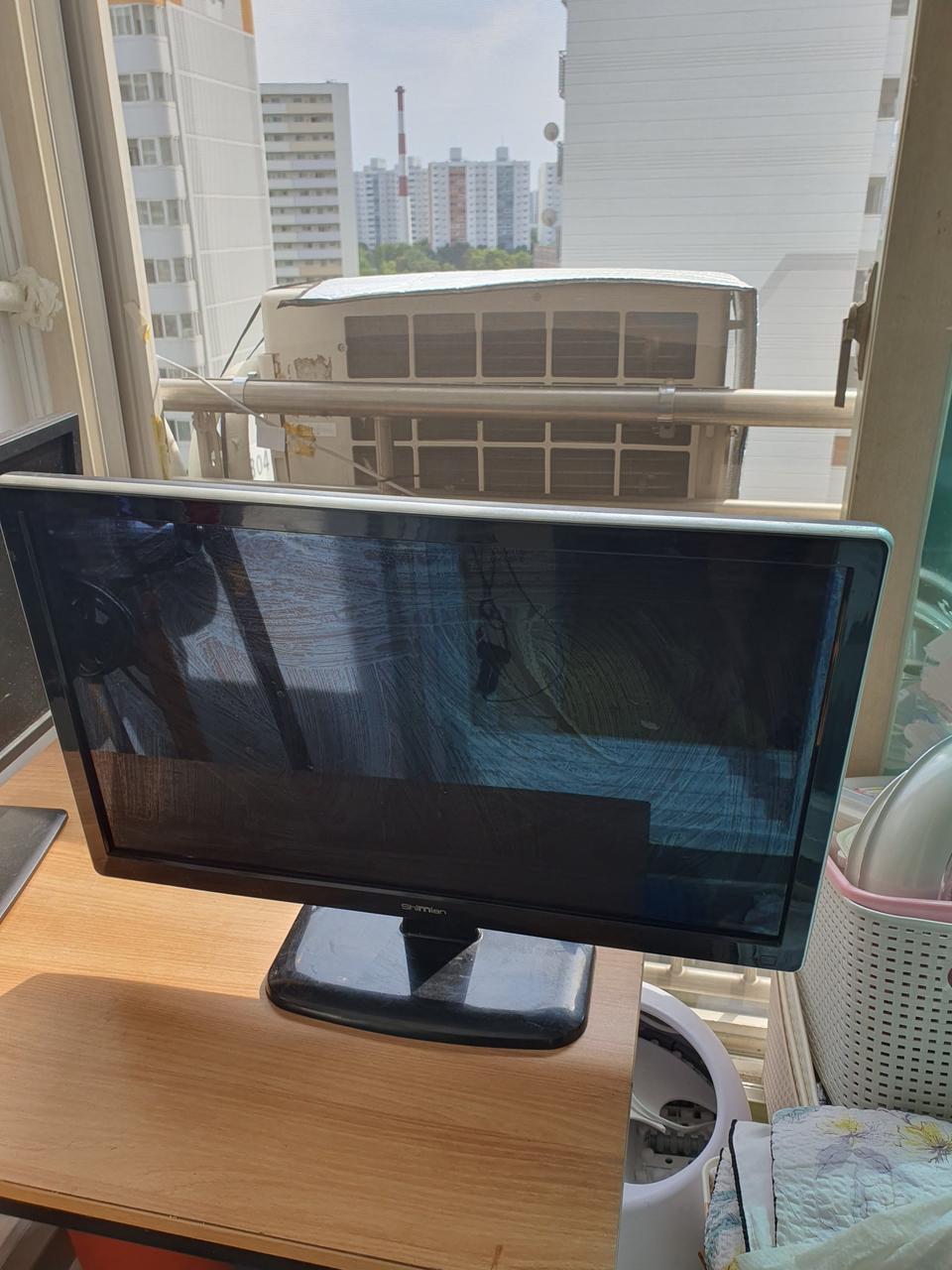 고해상도. 전문가용 모니터 27인치