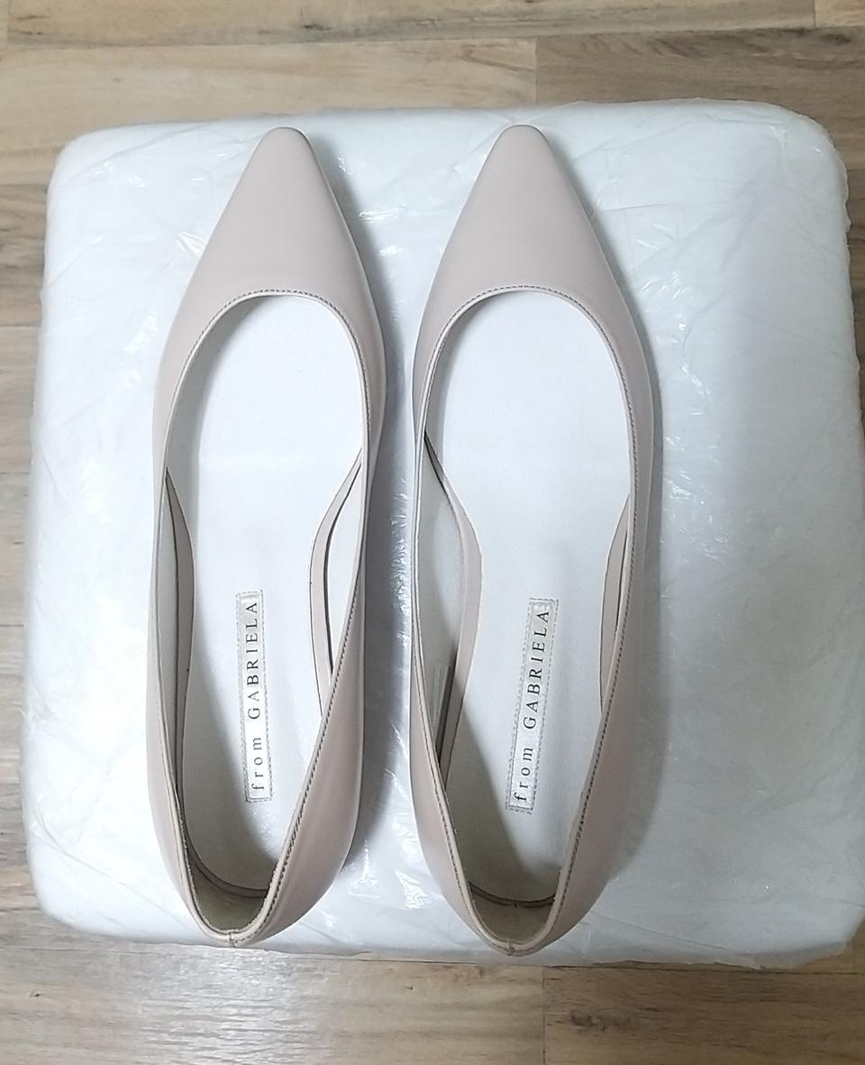 새상품 수제화 프롬가브리엘라 연베이지플랫 235