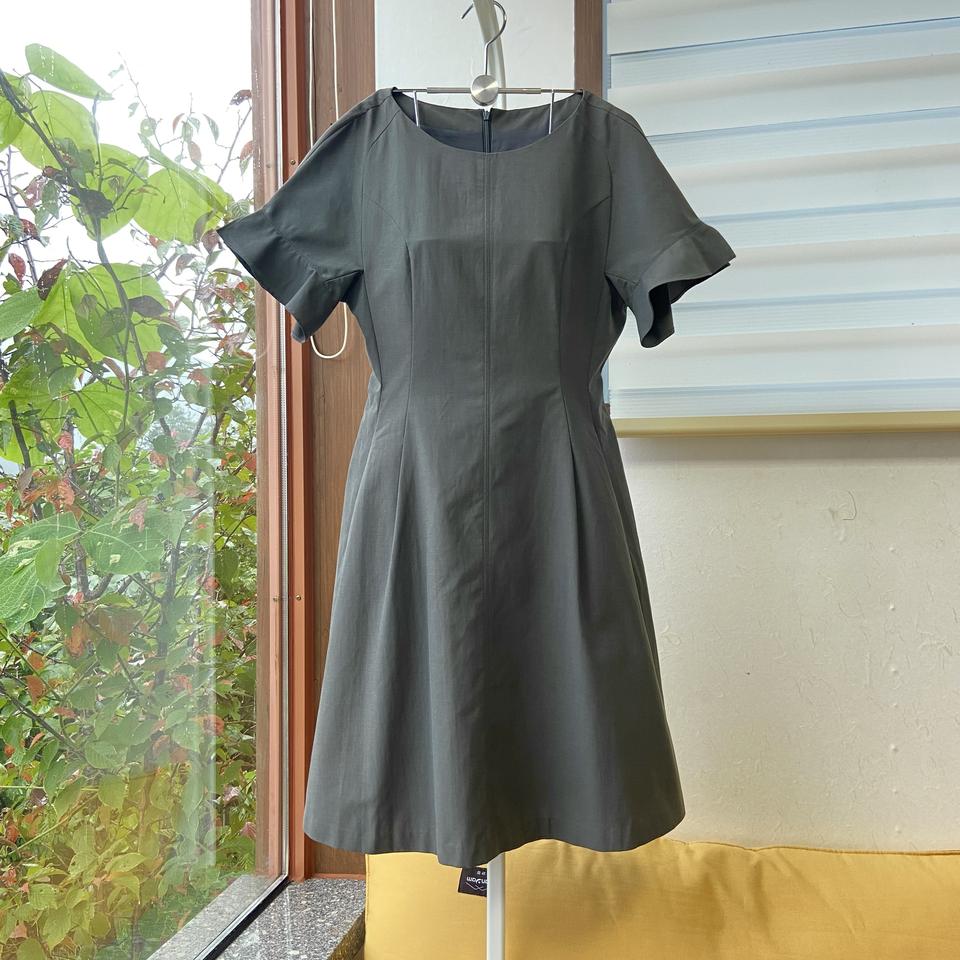 (새상품)리스트 카키브라운 미디기장 원피스