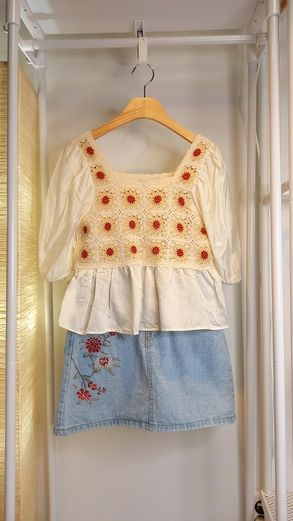 크로셰 크롭 블라우스 와 연청데님 미니스커트