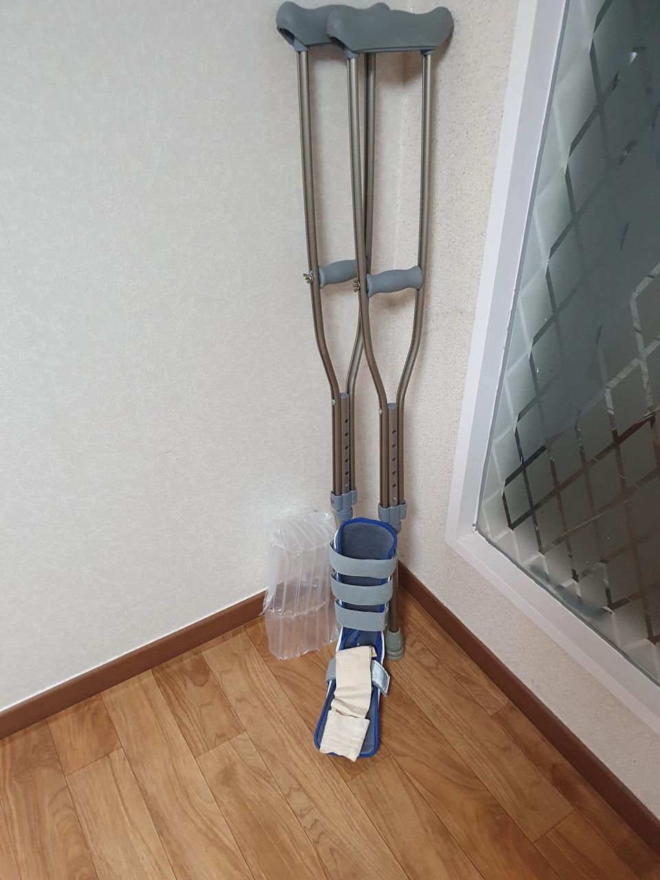 발목보조기와 목발