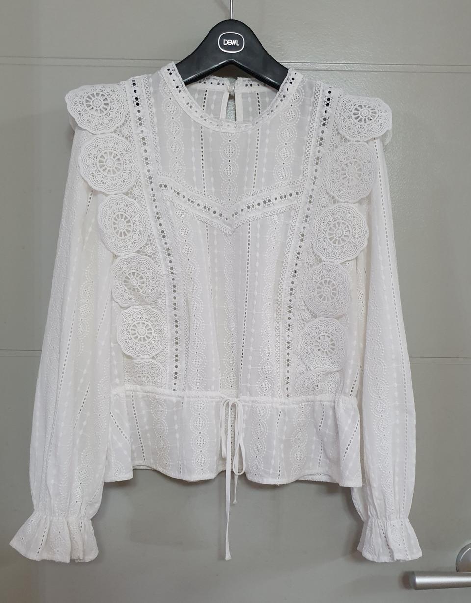 (가격내림) 명품 마쥬 펀칭 블라우스.