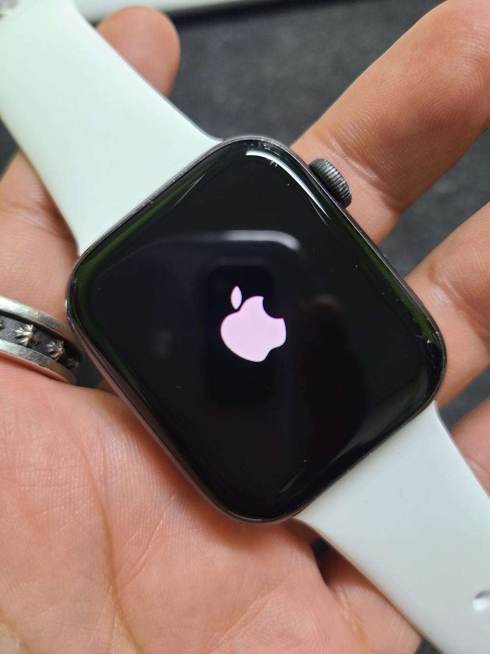 애플워치SE 나이키 44MM 블랙 GPS 상태굿 싸게팜 17만원!!!