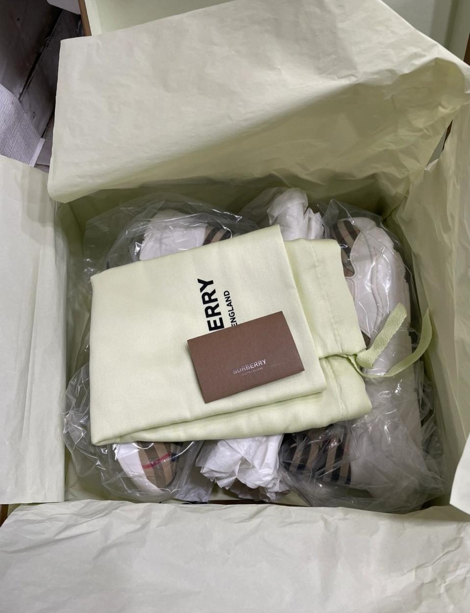 정품,풀박스 ** 버버리 벨크로 스니커즈 ** 판매합니다