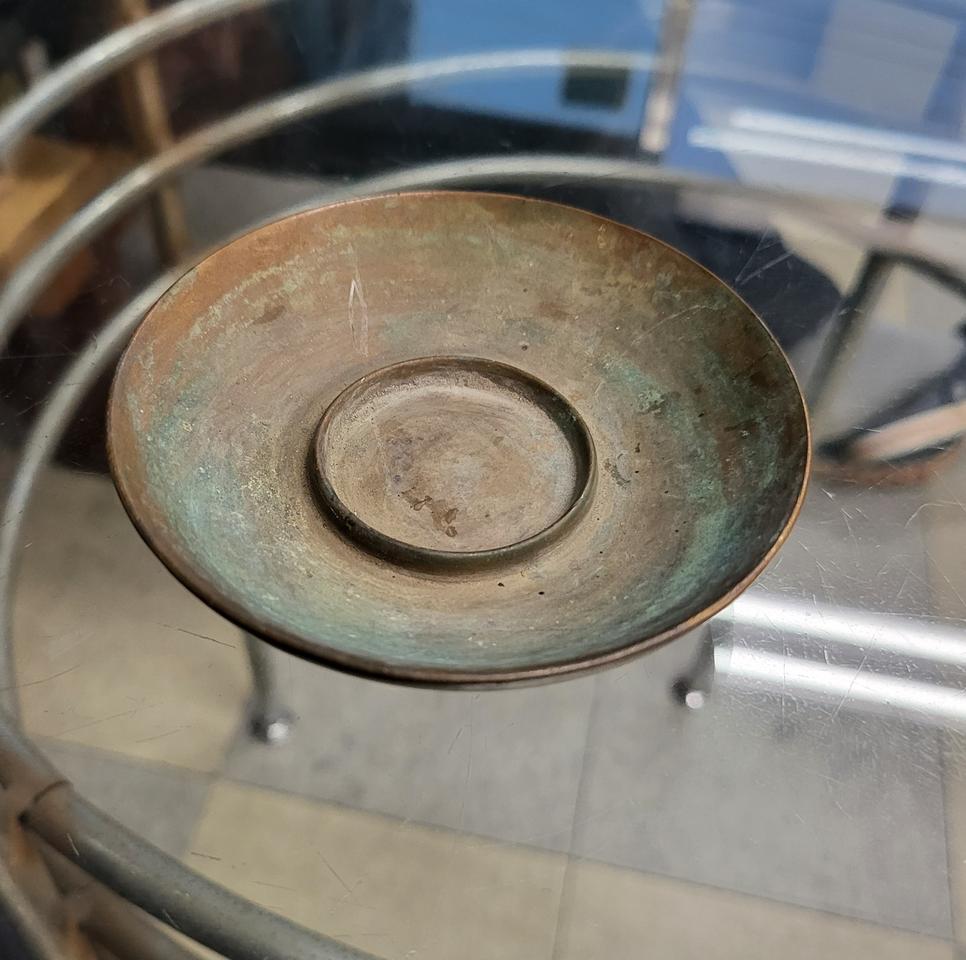 옛날 촛대입니다.적동인듯 하고요.직경 9cm 나오네요.