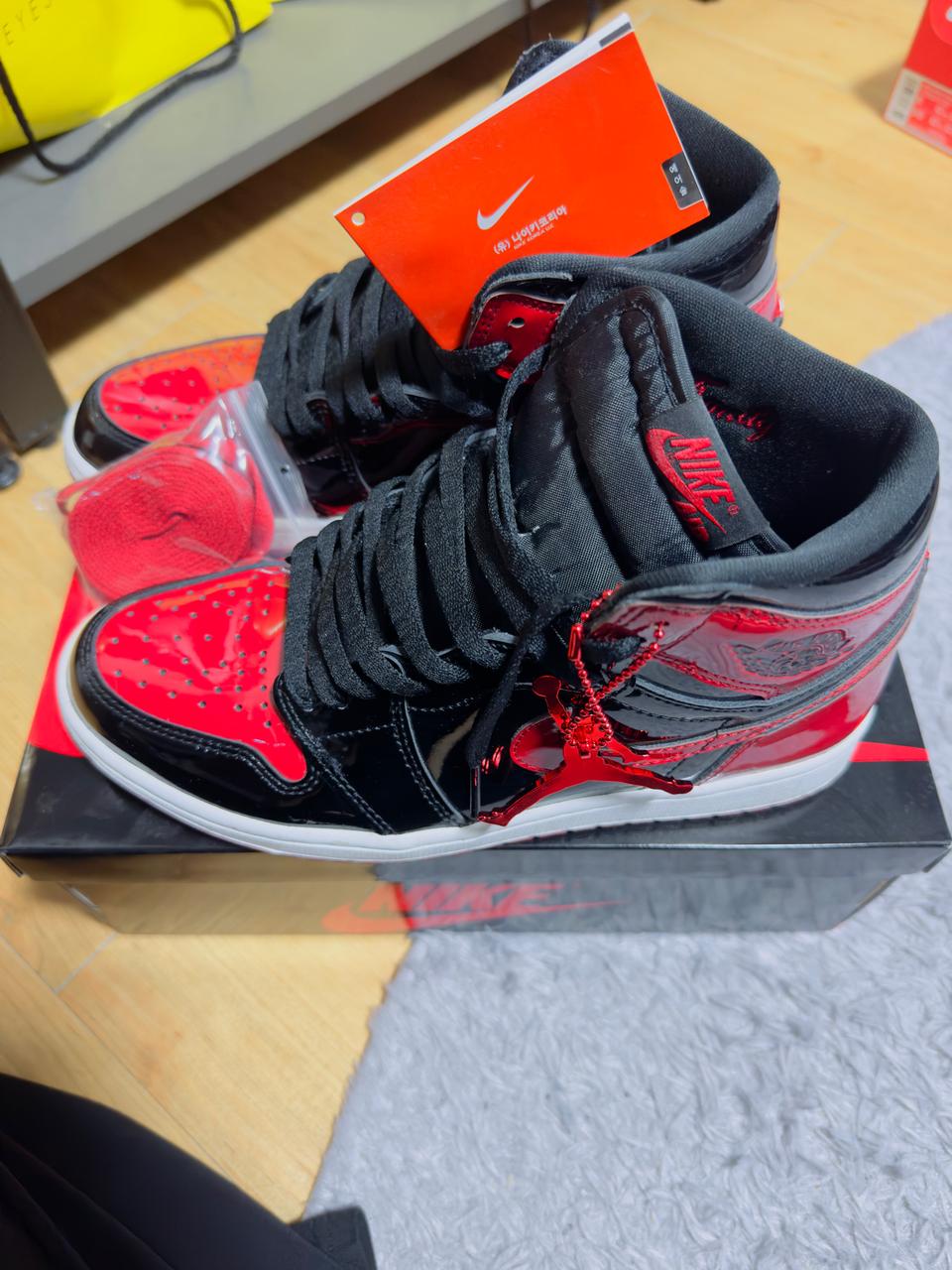 나이키 조던1 레트로 og 페이턴트브레드 260