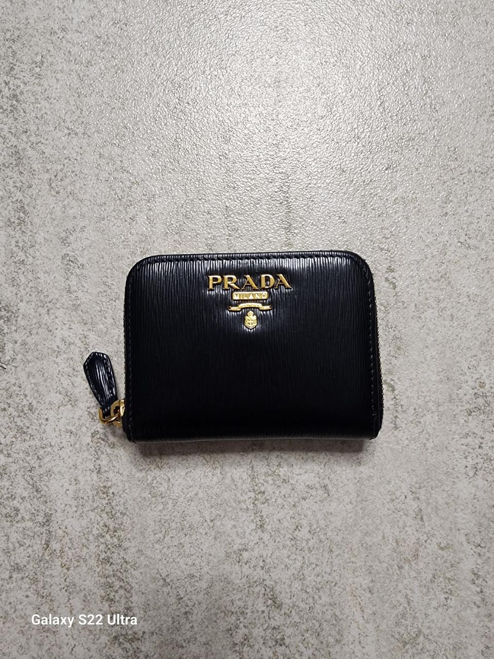 프라다지갑