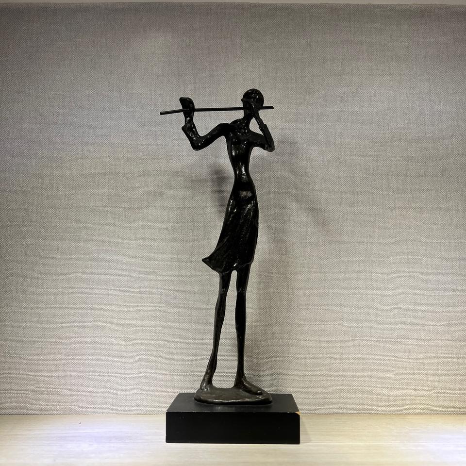 앤틱 피리부는 사람 장식품 판매합니다.