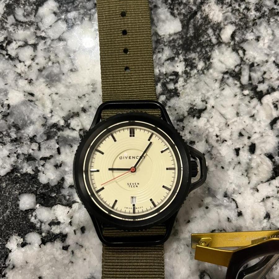 지방시 세븐틴 시계