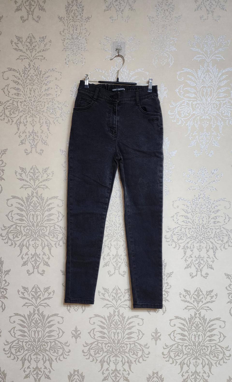 럭키슈에뜨 로고 슬림 데님 팬츠 (2022.06)