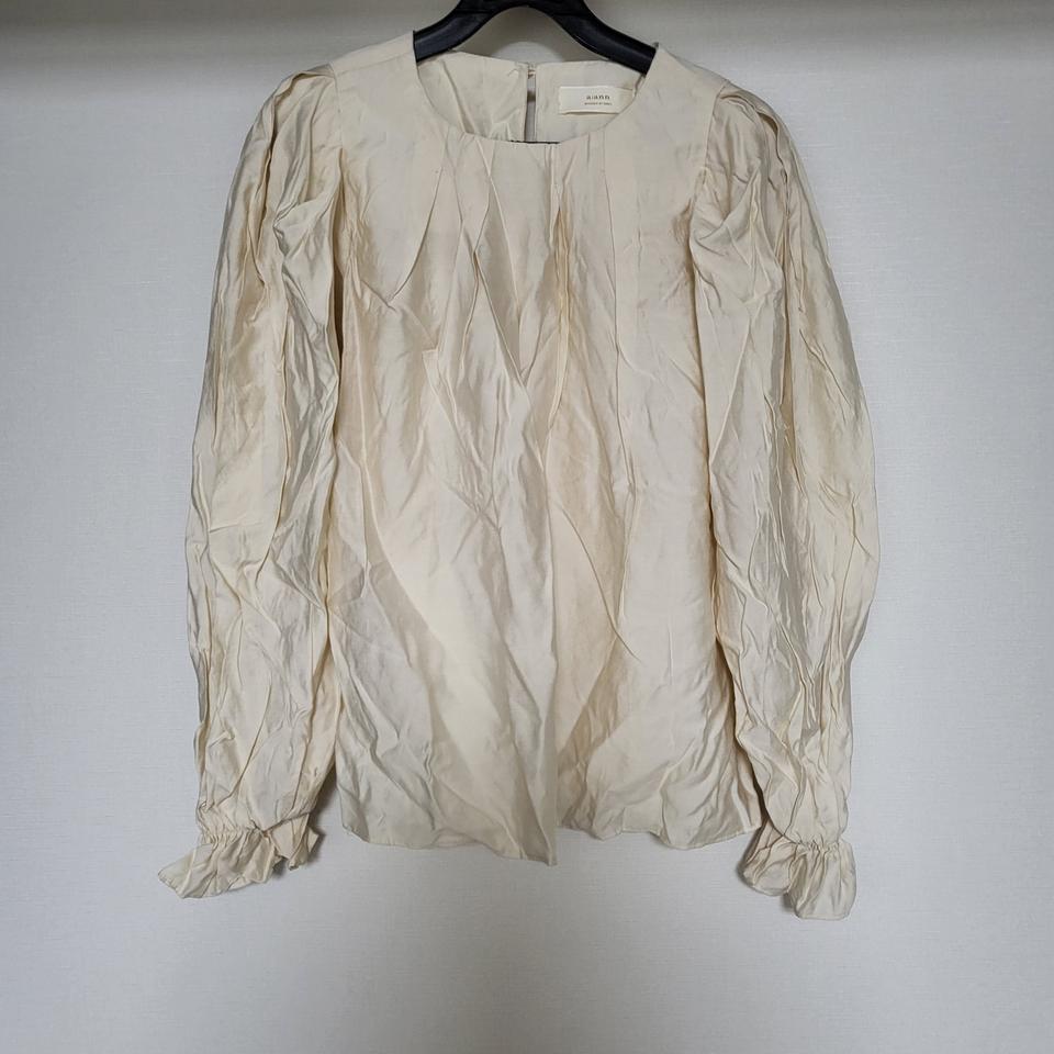 베이지 핀턱 퍼프 긴팔 블라우스