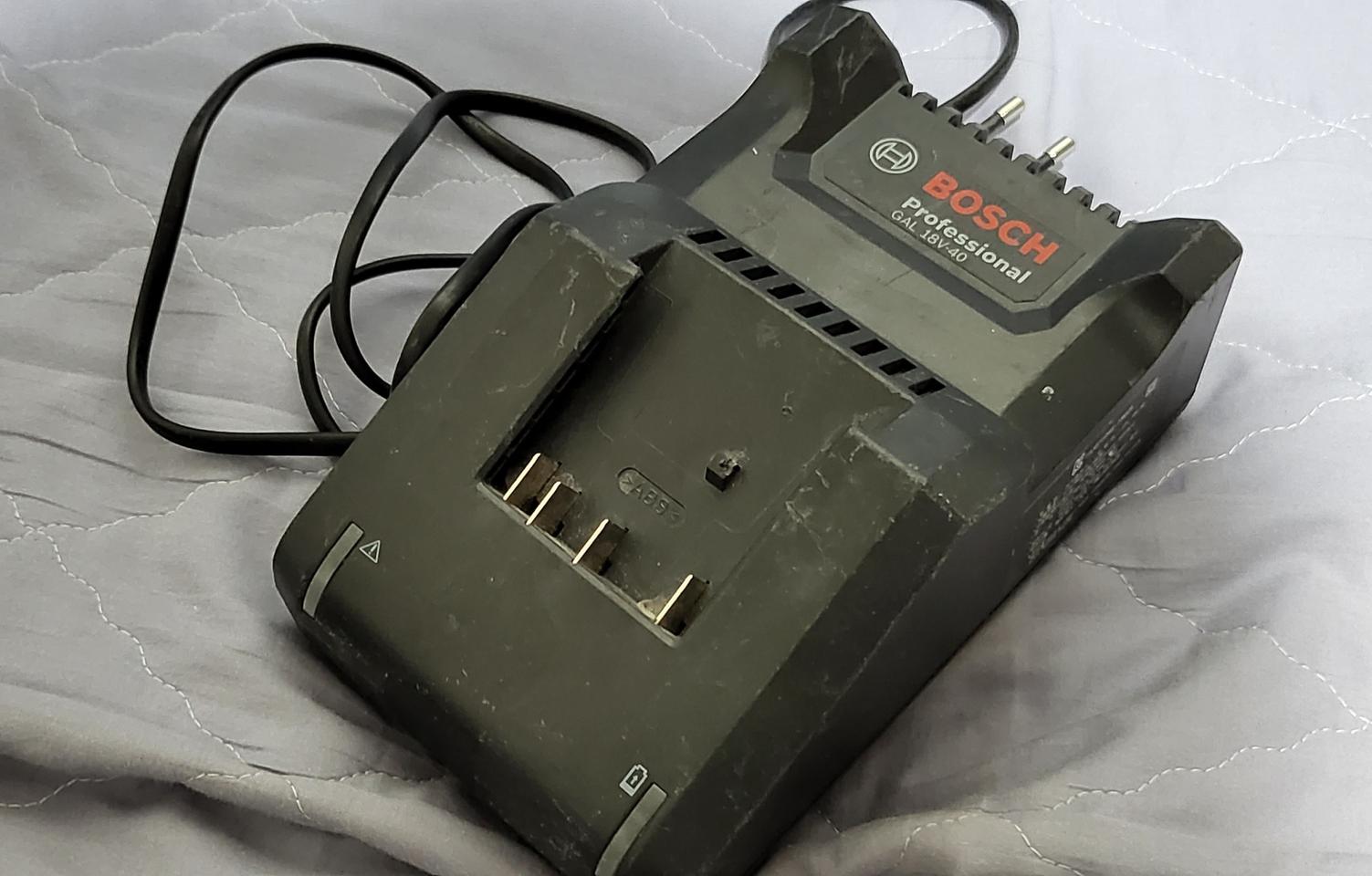 보쉬 18V 배터리 충전기