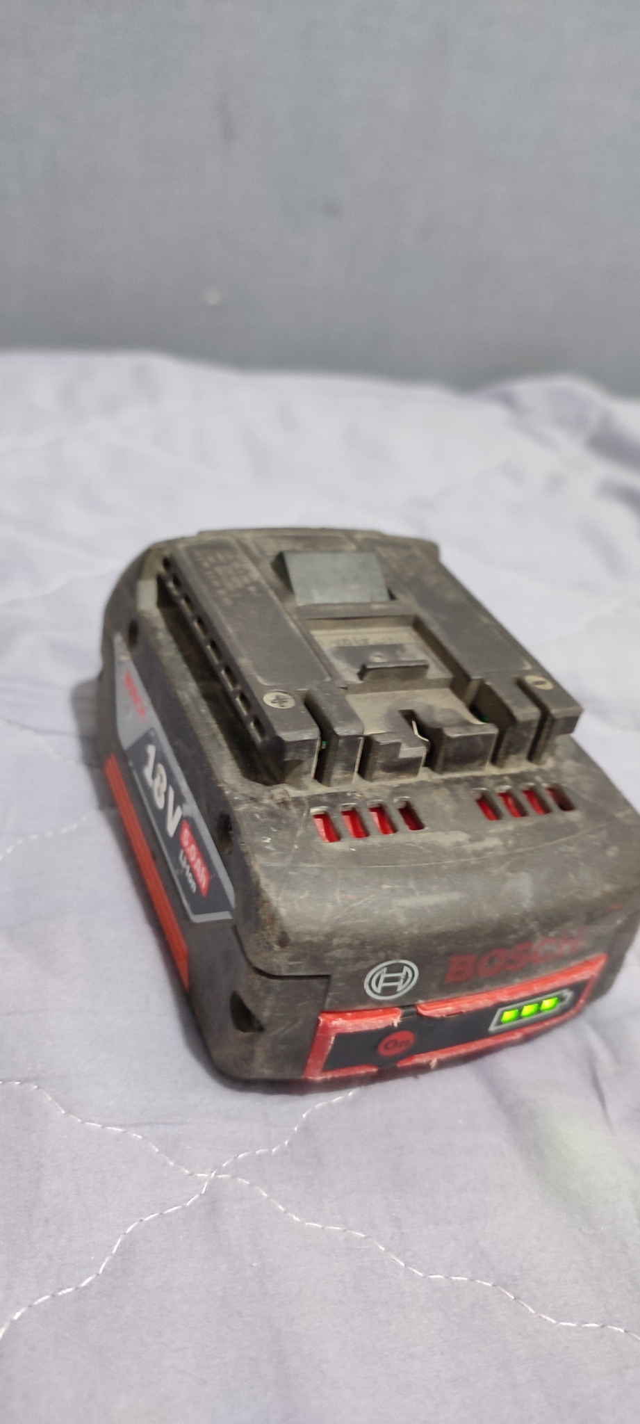 보쉬 배터리 2개 + 충전기