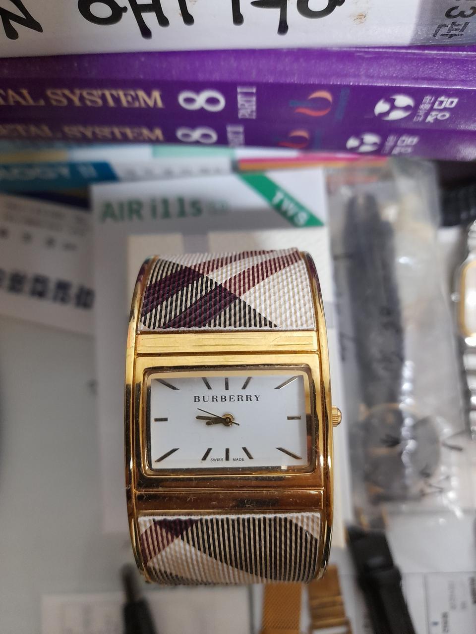 명품 버버리 뱅글팔찌시계