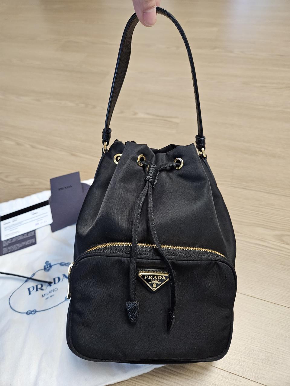 정품 프라다 삼각로고 복조리 버킷백 1BH038