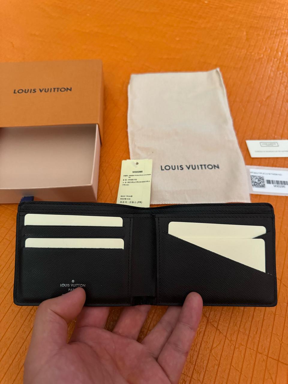 신세계백화점에서 구매한 루이비통 반지갑. 판매합니다